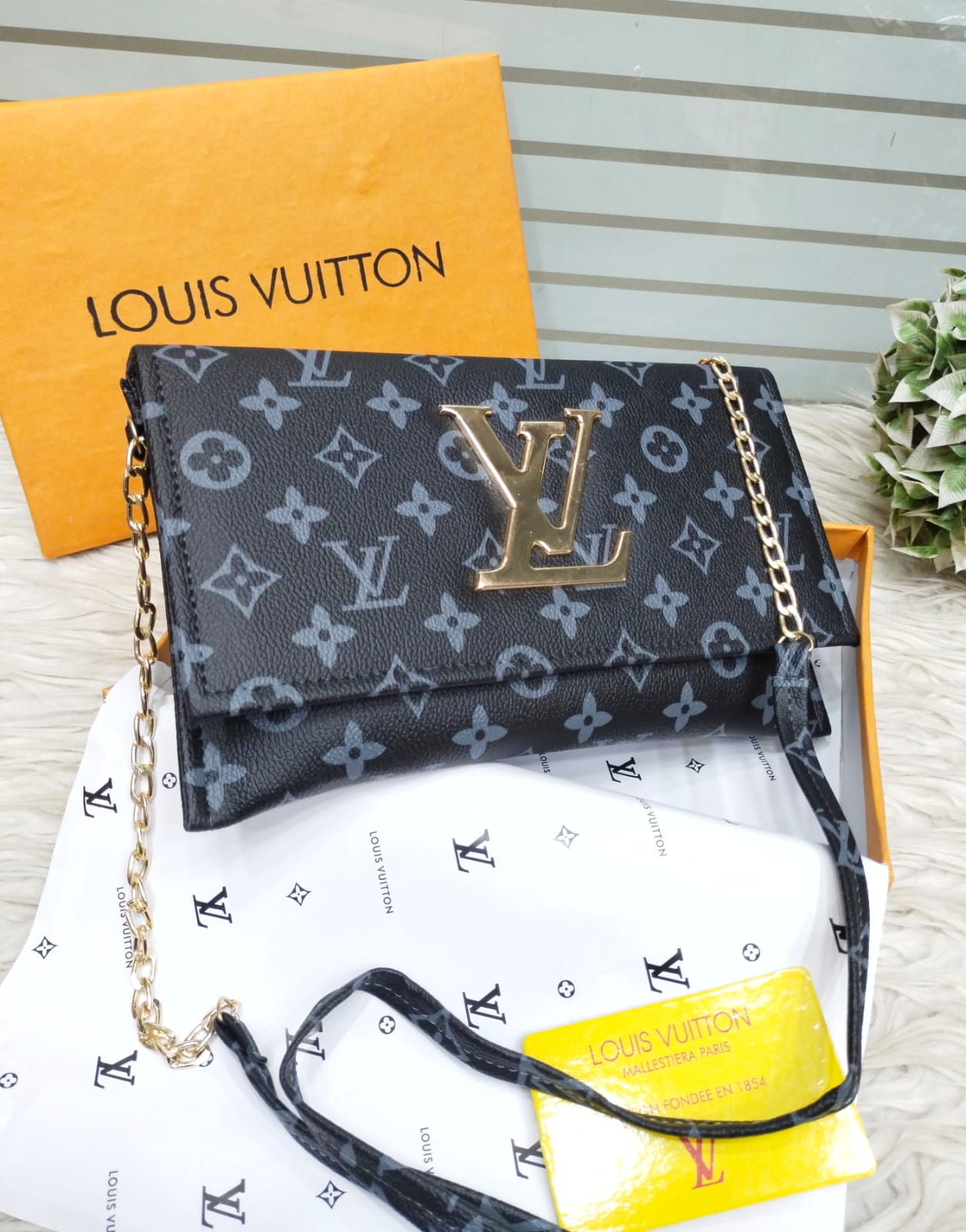 Master quality LV hand clutch & crossbody