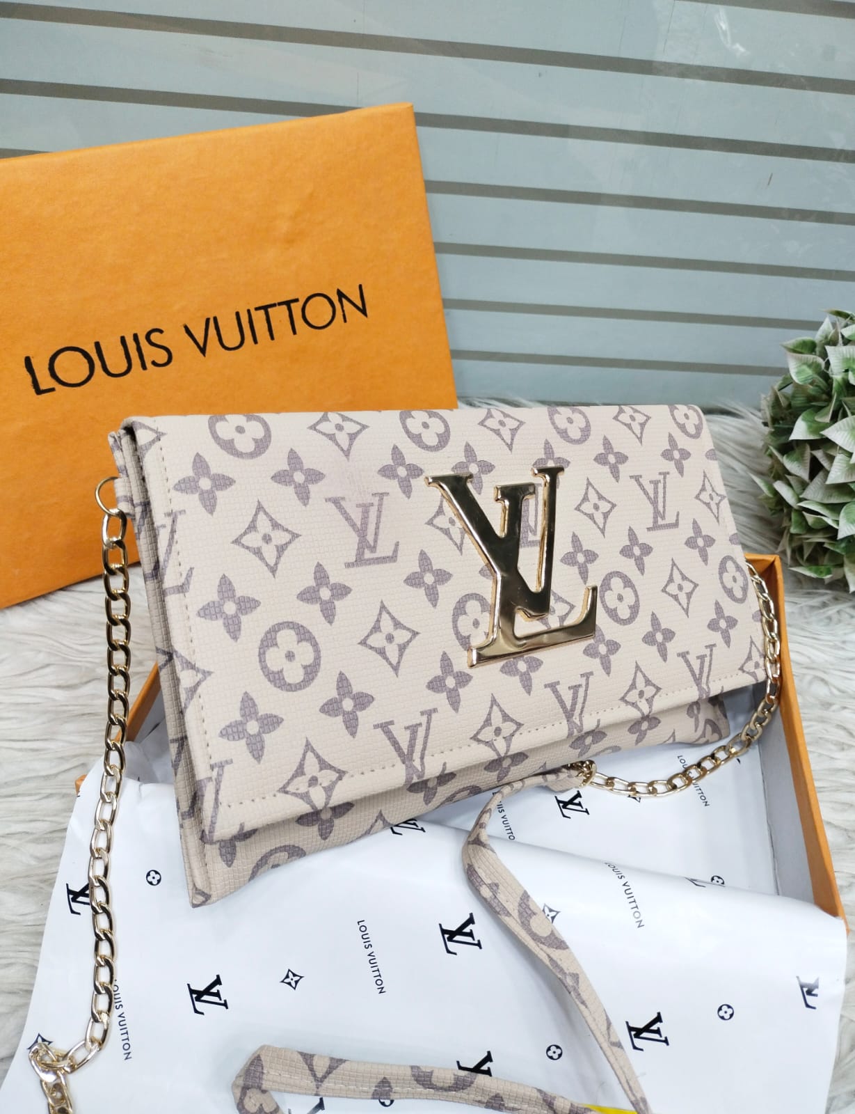 Master quality LV hand clutch & crossbody