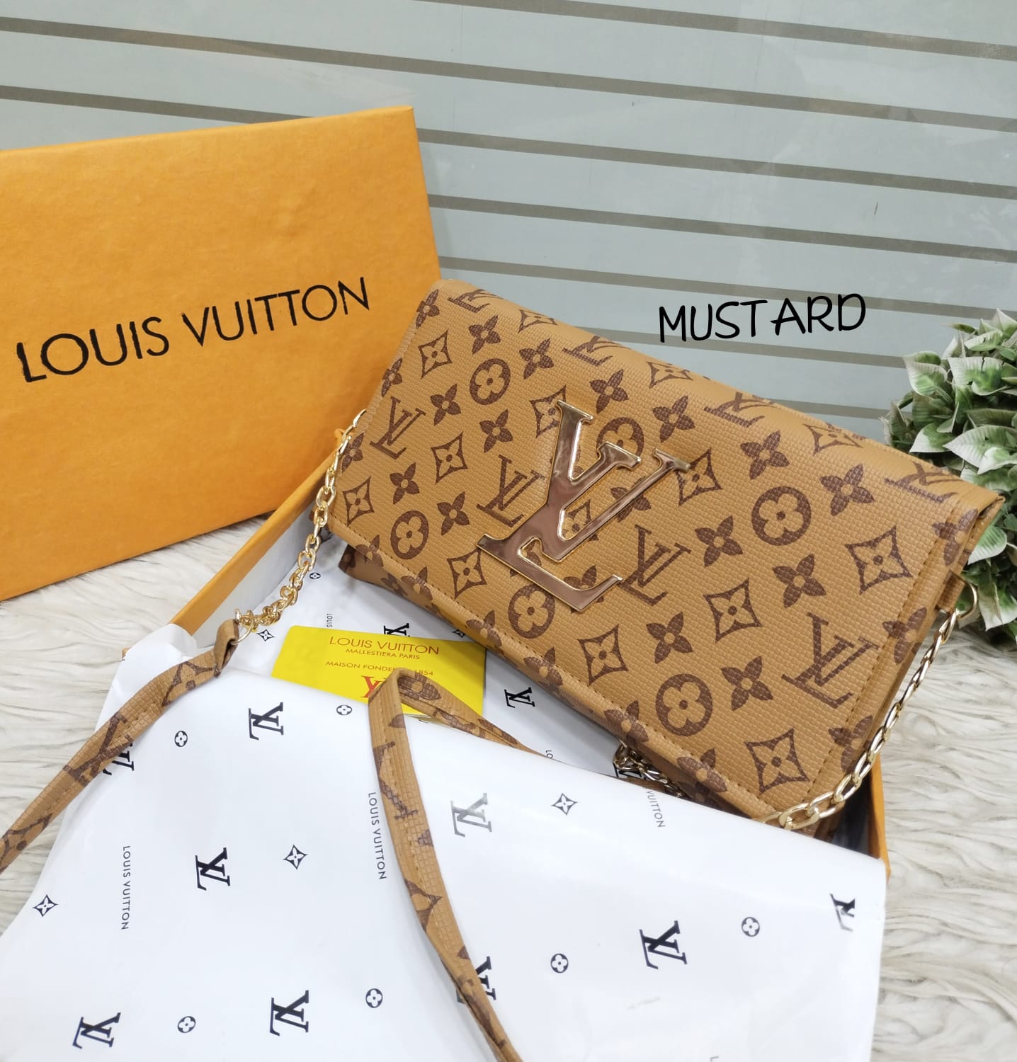 Master quality LV hand clutch & crossbody